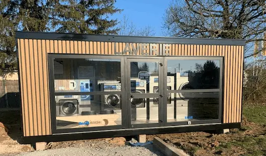 Bungalow laverie libre-service avec habillage bois