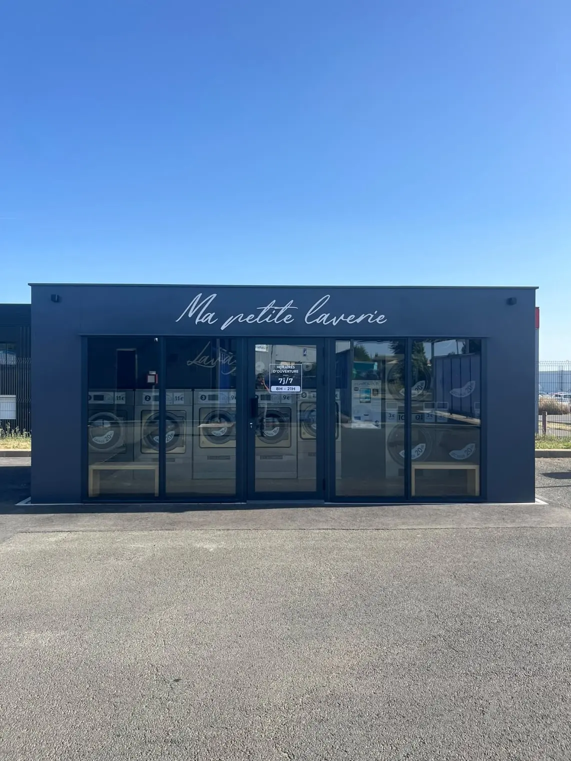 Façade d’un bungalow de laverie libre-service Ma Petite Laverie