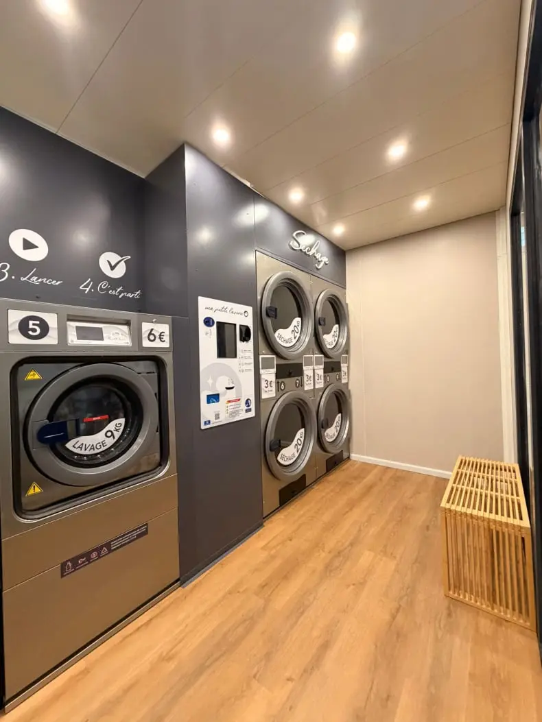 Intérieur d’un bungalow de laverie automatique Ma Petite Laverie