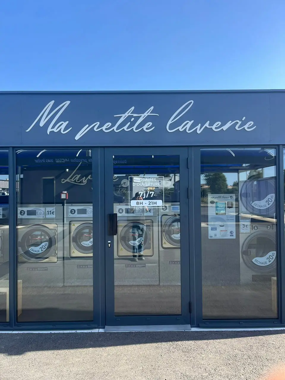 Entrée d’un bungalow de laverie automatique Ma Petite Laverie