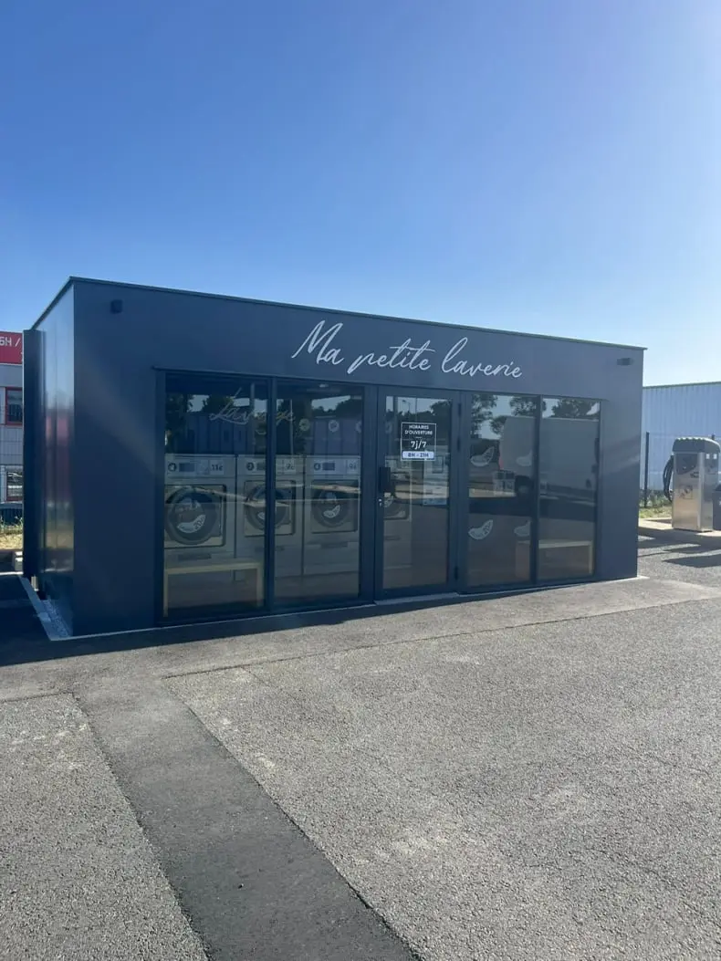Bungalow de laverie automatique Ma Petite Laverie installé en extérieur