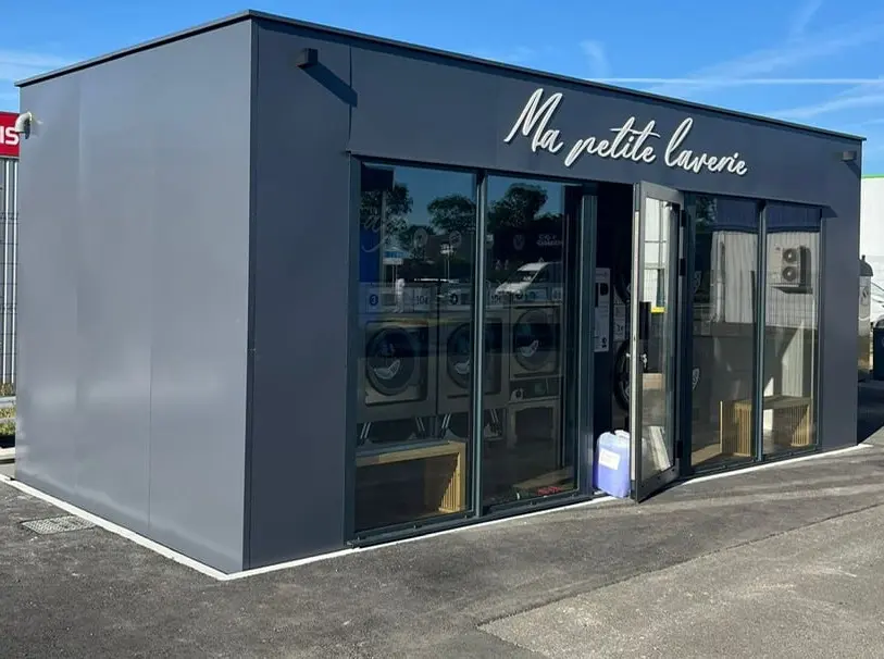 Bungalow de laverie automatique installé en extérieur