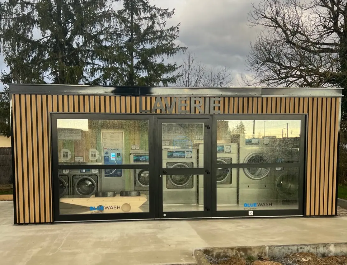 Bungalow de laverie automatique avec façade en bois